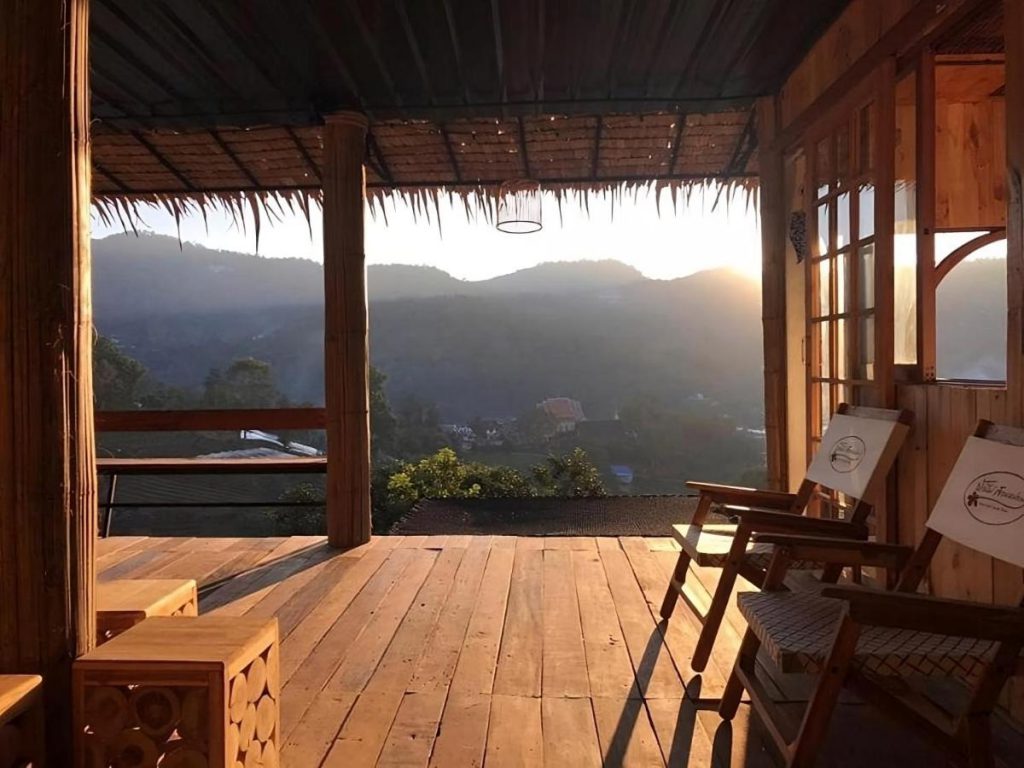 Baan Mon Muan ที่พักม่อนแจ่ม วิวธรรมชาติ ห้องพักทรงบ้านไม้บรรยากาศดี