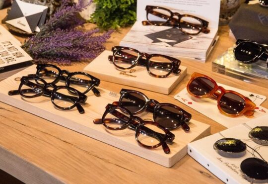 Where is a good eyeglass shop in Bangkok