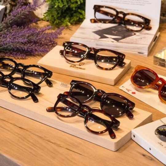 Where is a good eyeglass shop in Bangkok