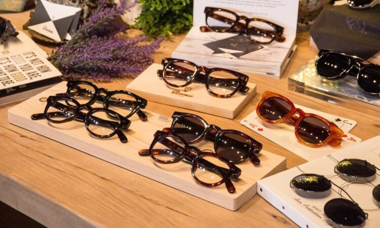 Where is a good eyeglass shop in Bangkok