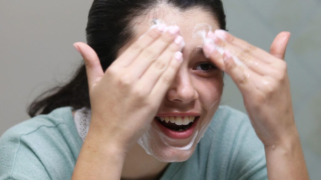 โฟมล้างหน้าลดสิว ยี่ห้อไหนดี แห่งปี 2025 - 1